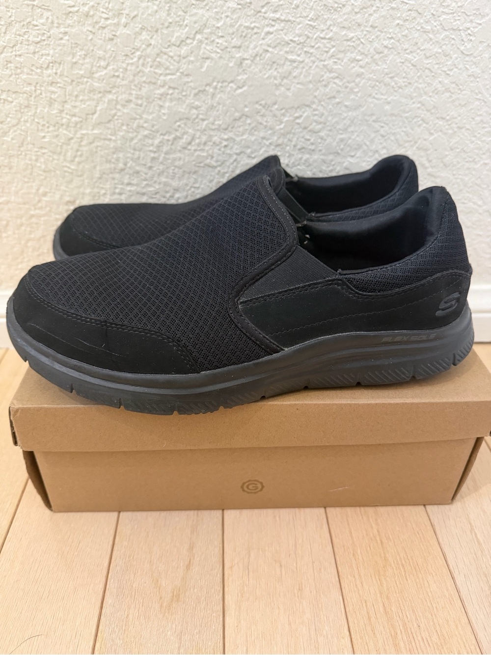 Men’s sketchers slip resistant memory foam shoes size 10 - barely used